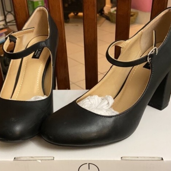 Mary Jane heels - Picture 2 of 3